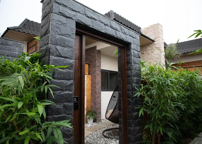 Hotel with pool: Palm Villas